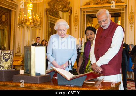 Königin Elizabeth II. Und der indische Premierminister Narendra Modi sehen am zweiten Tag seines Besuchs in Großbritannien Gegenstände aus der Königlichen Sammlung im Buckingham Palace, London. Stockfoto