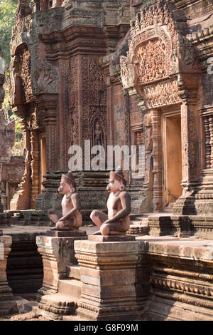 Schnitzereien und dekorierte Türen an den Khmer Hindu Banteay Srey Tempeln aus dem 10. Jahrhundert, die in der Regierungszeit von Rajendravarman II., Angkor, Kambodscha erbaut wurden Stockfoto