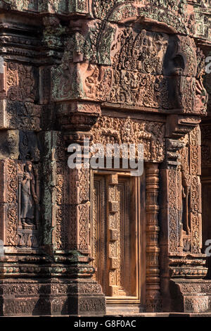 Schnitzereien und dekorierte Türen an den Khmer Hindu Banteay Srey Tempeln aus dem 10. Jahrhundert, die in der Regierungszeit von Rajendravarman II., Angkor, Kambodscha erbaut wurden Stockfoto