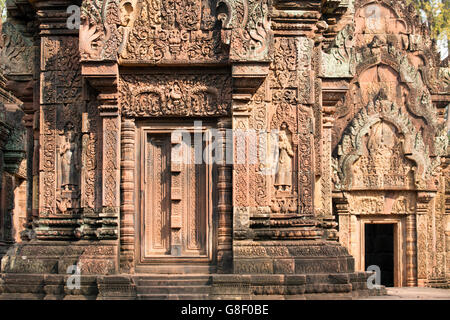 Schnitzereien und dekorierte Türen an den Khmer Hindu Banteay Srey Tempeln aus dem 10. Jahrhundert, die in der Regierungszeit von Rajendravarman II., Angkor, Kambodscha erbaut wurden Stockfoto