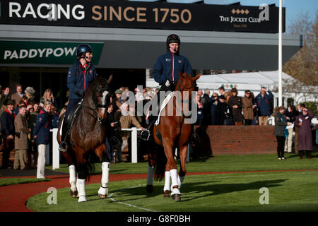 AP McCoy Dressurperformance mit Charlotte Dujardin am ersten Tag der Open auf der Cheltenham Rennbahn, Cheltenham. Stockfoto