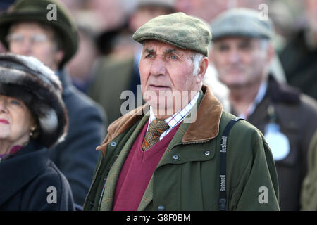 Rennfahrer sehen sich an, als Prinzessin Anne den Princess Royal Stand während des ersten Tages der Open auf der Cheltenham Rennbahn, Cheltenham, offiziell eröffnet. Stockfoto