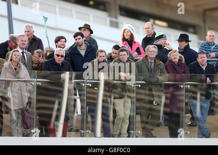 Rennfahrer sehen sich an, als Prinzessin Anne den Princess Royal Stand während des ersten Tages der Open auf der Cheltenham Rennbahn, Cheltenham, offiziell eröffnet. Stockfoto