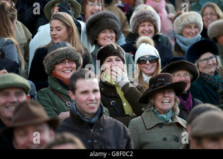 Rennfahrer beobachten die Dressurvorstellung von AP McCoy mit Charlotte Dujardin am ersten Tag der Open auf der Cheltenham-Rennbahn in Cheltenham. Stockfoto