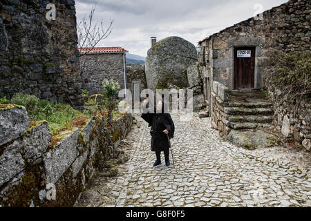 Eine ältere Witwe in der alten mittelalterlichen Straßen von Linhares, Serra da Estrela, Portugal Stockfoto