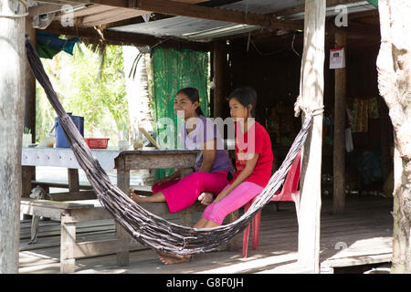 Dorfbewohner in einer Hängematte in einem Fischerdorf auf Koh Rong, Sihanoukville, Kambodscha Stockfoto
