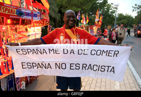 Spanien - England - Internationale Freundschaft - Rico Perez Stadium. Ein Spanien-Fan mit einem Anti-Rassismus-Banner vor dem internationalen Freundschaftspanorama im Rico Perez Stadium, Alicante. Stockfoto
