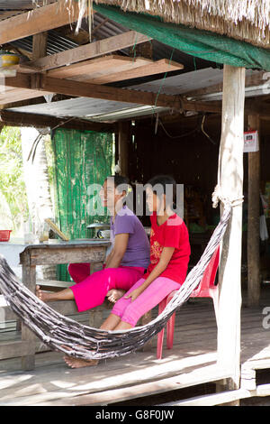 Dorfbewohner in einer Hängematte in einem Fischerdorf auf Koh Rong, Sihanoukville, Kambodscha Stockfoto