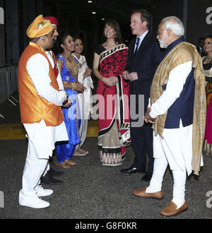 Indiens Premierminister Narendra Modi (rechts), der britische Premierminister David Cameron (zweite rechts) und seine Frau Samantha (dritte rechts) treffen sich in einem Backstage-Bereich im Wembley Stadium in London während einer Begrüßungskundgebung für den indischen Premierminister Narendra Modi am zweiten Tag seines Besuchs in Großbritannien. Stockfoto