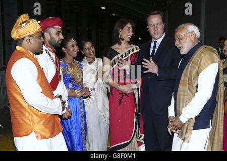 Indiens Premierminister Narendra Modi (rechts), der britische Premierminister David Cameron (zweite rechts) und seine Frau Samantha (dritte rechts) treffen auf Künstler in einem Backstage-Bereich im Wembley Stadium in London, während einer Begrüßungskundgebung für den indischen Premierminister Narendra Modi am zweiten Tag seines Besuchs in Großbritannien. Stockfoto