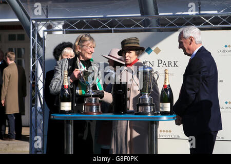 Anne, Prinzessin Royal (Mitte) während der Siegerehrung von Kastani Beach nach dem Sieg in der Königin Elizabeth Queen Mother Memorial Amateur Riders' Handicap Hürde Stockfoto