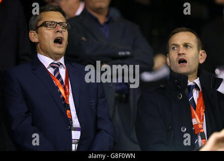 FA-Geschäftsführer Martin Glenn und FA-Technikdirektor Dan Ashworth (rechts) auf den Tribünen vor einem internationalen Freundschaftstier im Rico Perez Stadium, Alicante. Stockfoto