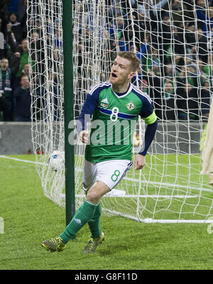 Steven Davis aus Nordirland feiert das erste Tor seiner Spielgefährtin während eines internationalen Freundschaftsspiels gegen Lettland im Windsor Park, Belfast. Stockfoto