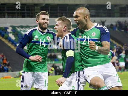 Steven Davis aus Nordirland feiert mit seinen Teamkollegen Josh Magennis (rechts) und Stuart Dallas, nachdem er während eines internationalen Freundschaftsstreits gegen Lettland im Windsor Park, Belfast, das erste Tor seiner Mannschaft erzielt hatte. Stockfoto