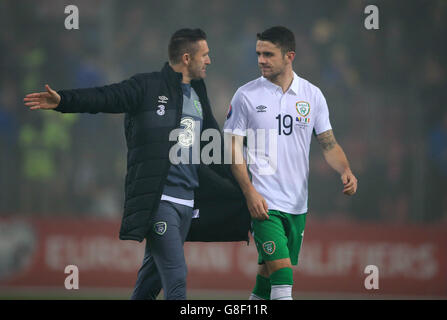 Robbie Keane (links) und Robert Brady während der UEFA Euro 2016 Qualifying Playoff erste Etappe im Stadion Bilino Polje, Zenica. Stockfoto