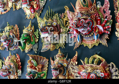 Balinesische Masken. Ein Barong, eine Maske, die Elefanten und Kekets darstellt - ein mythisches Wesen, das zu Zeiten der Feierlichkeiten in Bali, Indonesien, erscheint Stockfoto