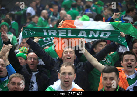 Fans der Republik Irland zeigen ihre Unterstützung während der ersten Etappe der UEFA Euro 2016 Qualifying Playoff im Stadion Bilino Polje, Zenica. Stockfoto