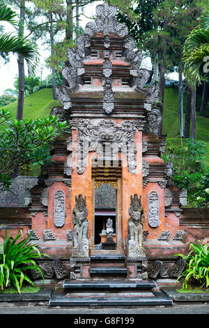 Eingang Eingang zu Tirta Empul in Tampaksiring Dorf - eine Heilige Quellwasser Tempel auf Bali Stockfoto