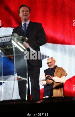 Indiens Premierminister Narendra Modi (rechts) applaudiert, als der britische Premierminister David Cameron (links) im Londoner Wembley-Stadion eine Begrüßungsveranstaltung für den indischen Premierminister anspricht. Stockfoto