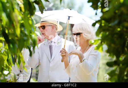 Der Prinz von Wales, der heute sechste sieben Jahre alt ist, mit der Herzogin von Cornwall, macht eine Tour um die Orangenbäume in der Oranje Tractor Winery außerhalb von Albany in Südaustralien. Stockfoto