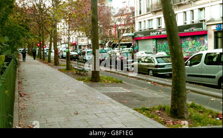 Polizeiaktivitäten in den Straßen der Konzerthalle Bataclan in Paris, einem der Orte für die Angriffe in der französischen Hauptstadt, bei denen befürchtet wird, dass etwa 120 Menschen getötet wurden. Stockfoto