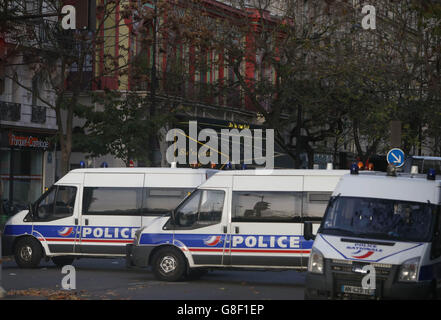 Polizeiaktion der Bataclan-Konzerthalle in Paris, einem der Orte für die Angriffe in der französischen Hauptstadt, bei denen man befürchtet, dass etwa 120 Menschen getötet wurden. Stockfoto