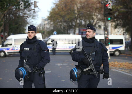 Polizeiaktion der Bataclan-Konzerthalle in Paris, einem der Orte für die Angriffe in der französischen Hauptstadt, bei denen man befürchtet, dass etwa 120 Menschen getötet wurden. Stockfoto