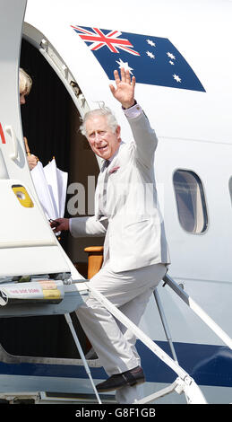 Der Prinz von Wales winkt zu den Wohlbehütern, als er sein Flugzeug besteigen wird, um zurück nach Perth zu fliegen, am Flughafen Albany in Südaustralien. Stockfoto