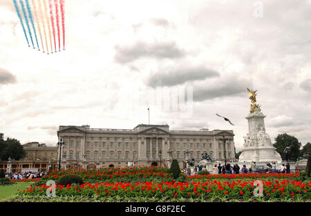 Die roten Pfeile der RAF fliegen über den Buckingham Palace im Zentrum Londons. Der Vorbeiflug markiert den Beginn der ersten Veterans Awareness Week - eine Reihe von Konzerten, Ausstellungen und Paraden, die in dem Bemühen stattfinden, das Bewusstsein für die geleisteten Arbeit zu schärfen, und die mit dem Zweiten Weltkrieg National Comemoration Day am Sonntag ihren Höhepunkt findet. Stockfoto