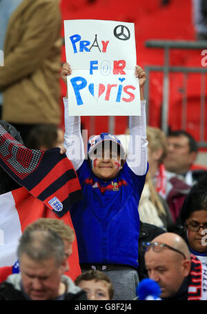 England gegen Frankreich - Internationale Freundschaftliches - Wembley Stadium. Ein junger Fan auf den Tribünen hält vor dem internationalen Freundschaftsspiel im Wembley Stadium in London ein Transparent mit der Aufschrift „Bete für Paris“. Stockfoto