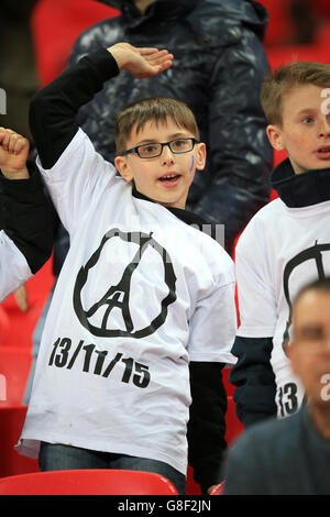 Ein junger Fan trägt ein T-Shirt zu Ehren derjenigen, die bei den Terroranschlägen von Paris vor dem internationalen Freundschaftsspiel im Wembley-Stadion in London ihr Leben verloren haben. Stockfoto