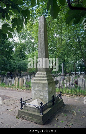 Denkmal für Daniel Defoe (1659-1731) in Bunhill Fields, City Road, London, England, UK. Stockfoto