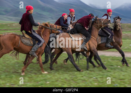 Traditionelle nomadische Pferdespiele der Ulak Tartysh. Stockfoto