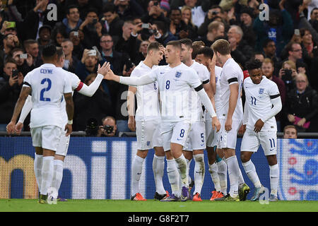 England Spieler feiern nach Englands DELE Alli (Dritter von rechts) Erzielt seine Seiten erstes Tor des Spiels Stockfoto