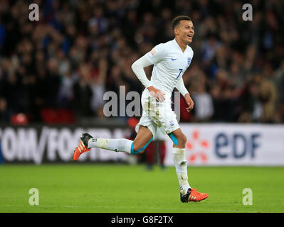 Englands DELE Alli feiert das erste Tor seiner Seite beim internationalen Freundschaftsspiel im Wembley Stadium, London. Stockfoto