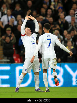 Der englische Wayne Rooney feiert das zweite Tor des Spiels mit Teamkollege DELE Alli während des internationalen Freundschaftsspiels im Wembley Stadium, London. DRÜCKEN SIE VERBANDSFOTO. Bilddatum: Dienstag, 17. November 2015. Siehe PA Story SOCCER England. Bildnachweis sollte lauten: Mike Egerton/PA Wire. Stockfoto