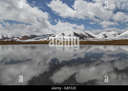 Bergseen in der Barskaun-Schlucht bei Issuk Kul-See, Kirgisistan Stockfoto