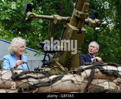 Der Prinz von Wales und die Herzogin von Cornwall sehen sich im Living Museum and Veterans Center, St. James' Park, einer temporären Ausstellung, die sie offiziell zum 60. Jahrestag des Endes des Zweiten Weltkriegs eröffnet haben, die Sehenswürdigkeiten einer Feldkanone aus dem Zweiten Weltkrieg an Stockfoto