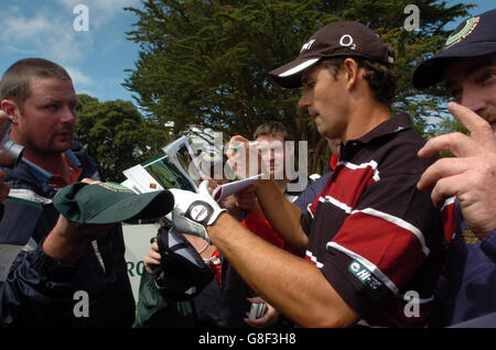 JP McManus Invitational Pro-am - Adare Golf Club. Der irische Padraig Harrington signiert Autogramme. Stockfoto