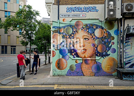 "Lounge-Liebhaber" von Streetart-Künstler James Cochran in Whitby Street, Shoreditch, East London, UK. Stockfoto
