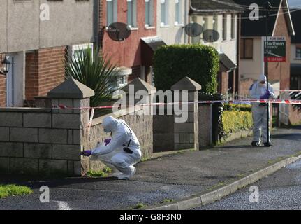 Forensische Offiziere in der Nähe der Szene in der Shaws Road, West-Belfast, nachdem ein Mann in den Kopf geschossen wurde. Stockfoto