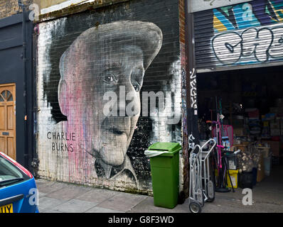 Porträt von Charlie Burns von Streetart-Künstler Ben Slow an einer Wand in Bacon Street, aus Ziegelstein-Weg, East London, UK. Stockfoto