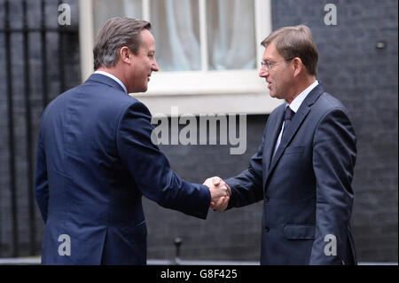 Premierminister David Cameron (links) begrüßt den slowenischen Premierminister Miro Cerar in der Downing Street 10 in London. Stockfoto