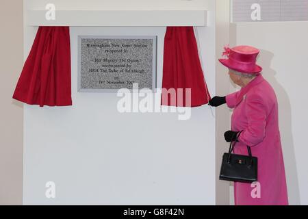 Queen Elizabeth II enthüllt eine Gedenktafel zur offiziellen Eröffnung der renovierten Birmingham New Street Station nach der &ACIRC;£750 Millionen Renovierung. Stockfoto