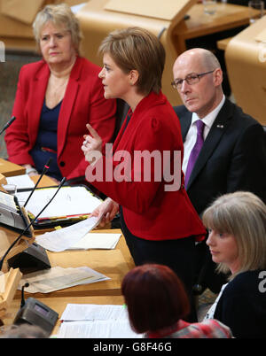 Scotlands erste Ministerin Nicola Sturgeon bei den ersten Ministerfragen in der Debattierkammer im schottischen Parlament in Edinburgh. Stockfoto
