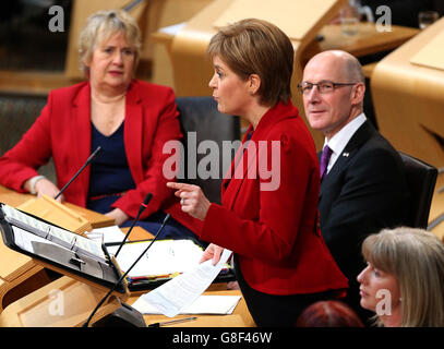 Scotlands erste Ministerin Nicola Sturgeon (Mitte) bei den ersten Ministerfragen in der Debattierkammer im schottischen Parlament in Edinburgh. Stockfoto