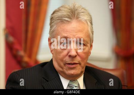 Der nordirische Premierminister Peter Robinson spricht über seine Entscheidung, im Stormont Castle abzutreten. Stockfoto