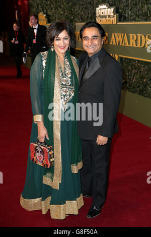 Meera Syal und Sanjeev Bhaskar nehmen an den London Evening Standard Theatre Awards in Zusammenarbeit mit dem Ivy im Old Vic Theatre in London Teil. DRÜCKEN Sie VERBANDSFOTO. Bilderdatum: Sonntag, 22. November 2015. Bildnachweis sollte lauten: Daniel Leal-Olivas/PA Wire. Stockfoto