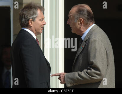 Der britische Premierminister Tony Blair begrüßt den französischen Präsidenten Jacques Chirac zum ersten Treffen. Stockfoto