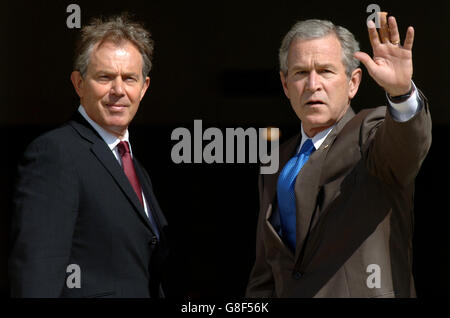 Der britische Premierminister Tony Blair begrüßt den amerikanischen Präsidenten George W. Bush zum ersten Treffen des G8-Gipfels. Stockfoto